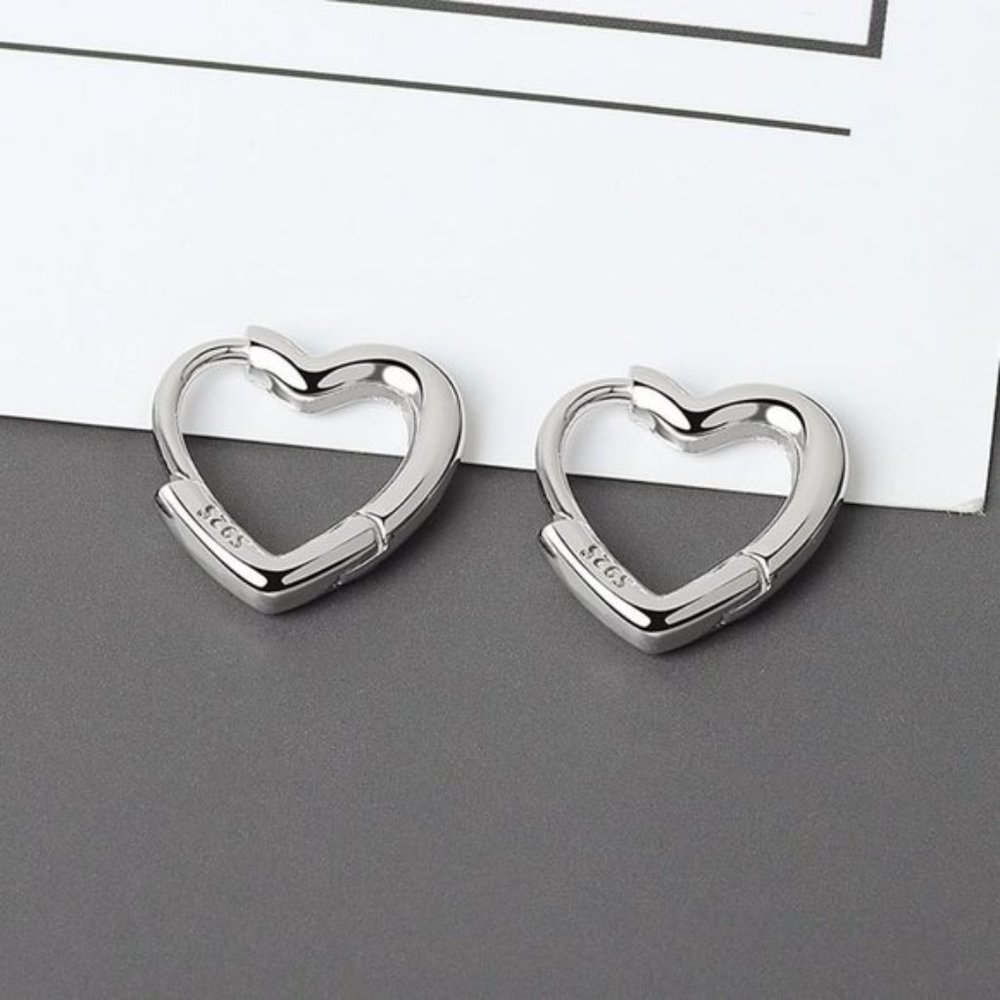 NEW 925 Sterling Silver Simple Heart Earrings - Picture 3 of 3